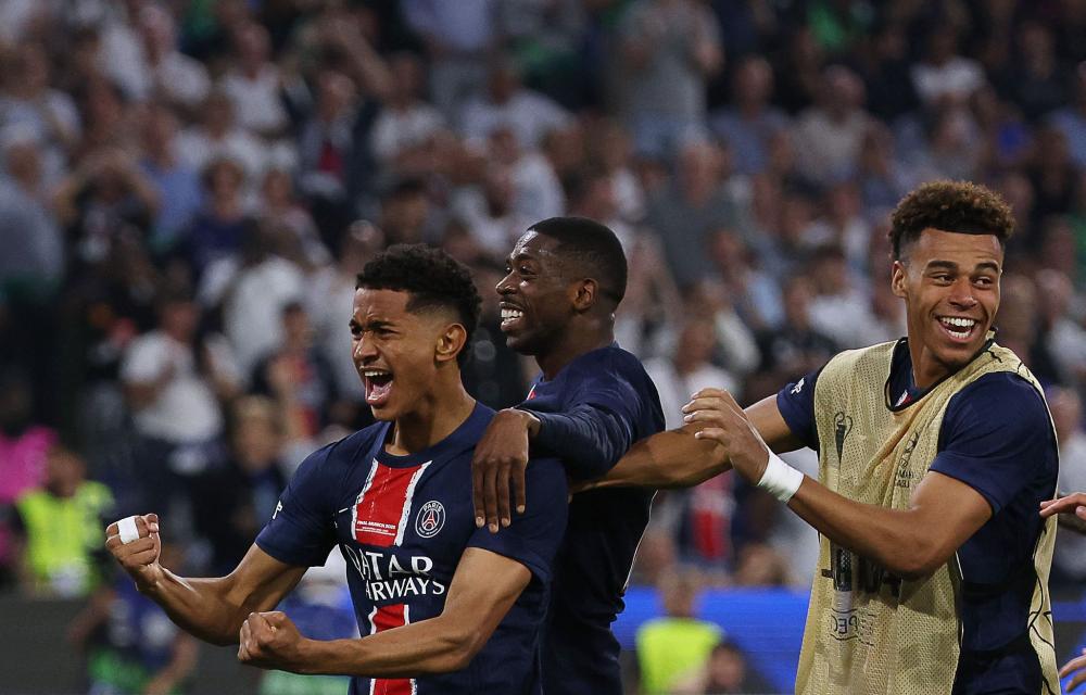 山东男篮险胜北京男篮，以4分优势晋级八强，双方激烈争夺，关键球员表现突出。